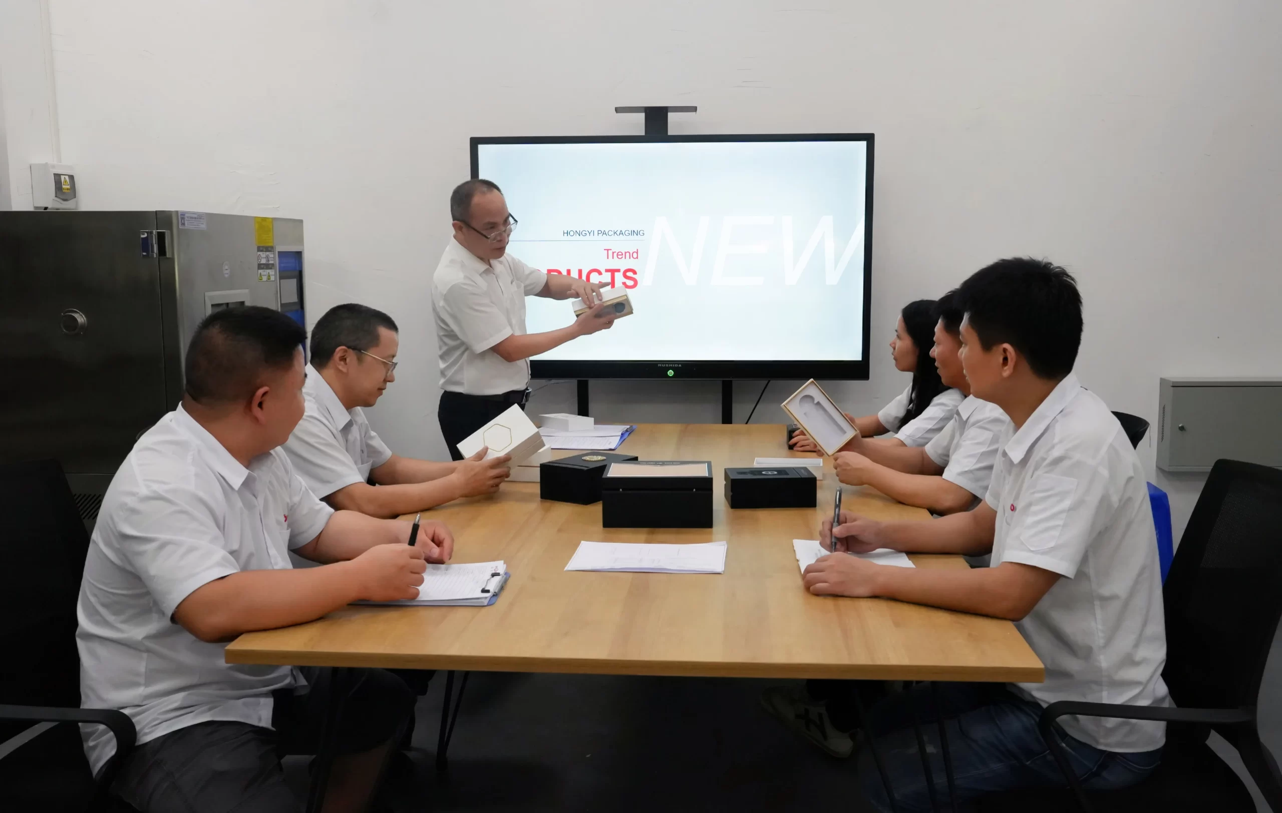 hongyi team helps with perfume box design