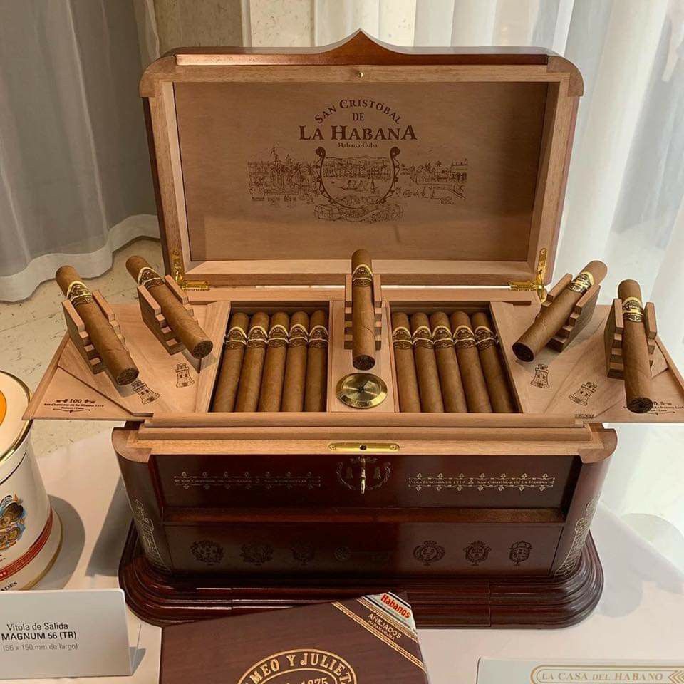 Cigar humidor