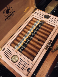 Cigar humidor